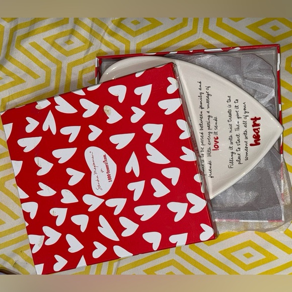 Heart Plate Ceramic Serving Dish in White and Red - Picture 3 of 3